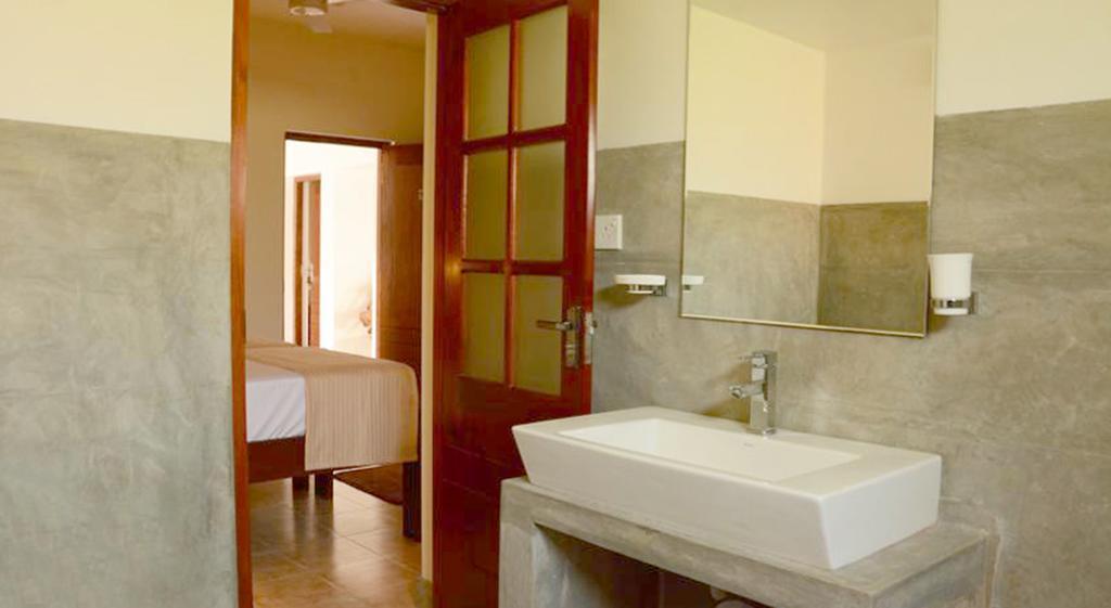 Inlak Garden Hotel Negombo Habitación foto
